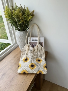 Detail of sunflower crochet tote bag featuring intricate openwork mesh and beige cotton yarn