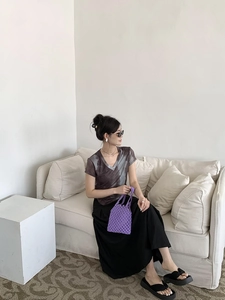 Détail du sac cabas en maille évidée violette avec texture au crochet rétro faite main