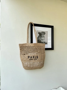 Detail der gewebten Strohtasche mit schwarzer Stickerei Paris depuis 1970