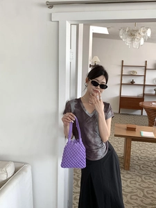Vue détaillée du sac à main en crochet violet avec maille ajourée faite à la main