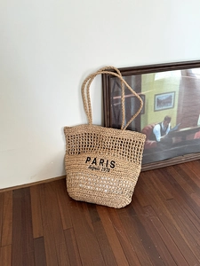Detail der hohlen Stroh-Einkaufstasche mit vintage Paris 1970 Buchstaben-Stickerei