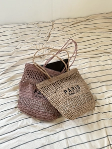 Detail der gewebten Strohtasche mit PARIS-Stickerei und ausgehöhlter Stricktextur