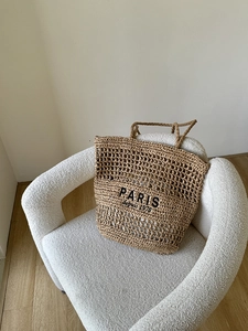Detailansicht der Strohtasche mit Paris-Stickerei und feiner Hohlwebung im Design