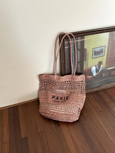 Detail der rosa Stroh-Einkaufstasche mit Paris-Stickerei und hohler Strickstruktur