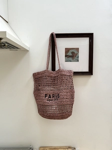 Detail der rosa geflochtenen Netztasche mit schwarzer Paris depuis 1970 Stickerei