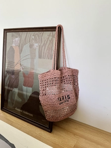 Detail einer rosa Häkeltasche mit PARIS depuis 1970 Stickerei im modischen Retro-Stil