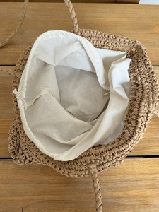 Große Strohtasche mit Stickerei und Kordelzugfutter für den Strandurlaub