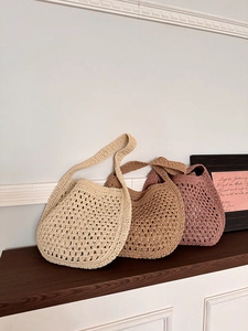 Détails du tissage de trois sacs cabas en maille crochetée en beige, tan et rose