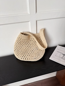 Détail du sac cabas en paille tissé main avec motif crochet évidé et bandoulière élégante