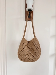 Détail de ce sac fourre-tout en paille tissé à la main avec texture ajourée et bandoulière