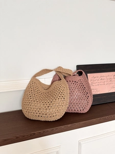 Détail du tissage au crochet fait main et de la texture évidée des sacs fourre-tout en paille