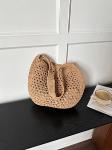 Gros plan sur le tissage ajouré naturel d'un sac cabas décontracté en paille