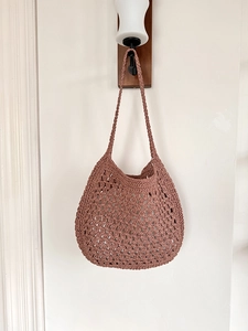 Sac fourre-tout en crochet rose poudré avec larges bretelles et motif ajouré