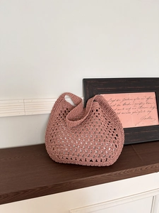 Détail du sac fourre-tout rose au crochet à la main avec texture tissée et doublure