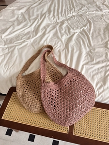Détail des sacs cabas tissés kaki et mauve avec motifs en maille crochetée ajourée