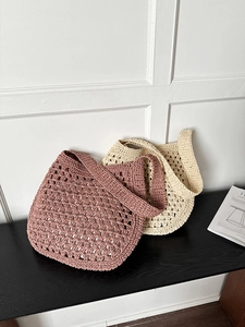 Détail de la texture crochetée à la main et des anses sur les sacs cabas en paille