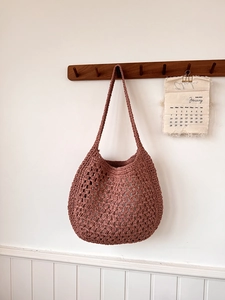 Détail d'un sac cabas en crochet fait main de couleur terre cuite avec texture ajourée