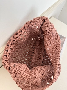 Détail de l'intérieur spacieux et du design ajouré au crochet du sac fourre-tout