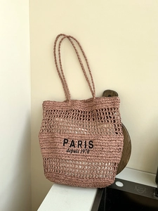 Rosa durchbrochene Stroh-Tragetasche mit Paris-Stickerei und doppelten Schultergurten