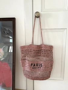 Rosafarbene Stricktasche mit Paris-Stickerei am Türgriff für sommerlichen Strand-Stil