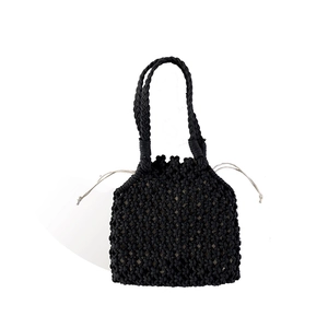 Sac fourre-tout noir fait main en paille tressée avec pochette beige style bohème chic