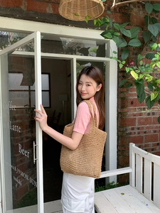 Fashionable French large capacity straw woven shoulder bag for summer beach vacation use