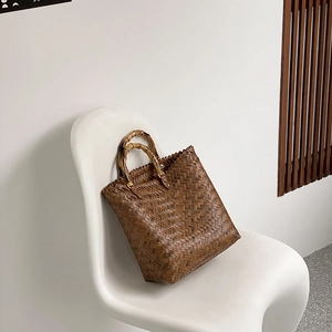 Detailansicht der braunen Web-Tasche mit Vintage-Bambusgriffen und Metallverbindungen