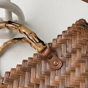 Vintage geflochtene Eimertasche mit Bambusgriff und geometrischer Textur in Hellbraun
