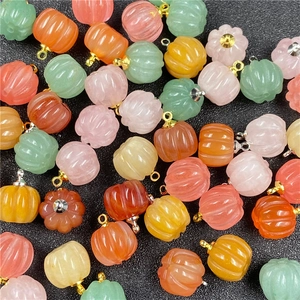 Dettaglio di ciondoli a forma di zucca in pietra colorata con ganci in metallo per gioielli DIY