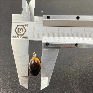 Detailed measurement showing 1.5cm width of a heart-shaped tiger eye stone pendant
