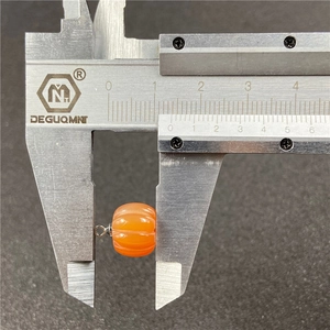 Ciondolo zucca in quarzo arancione da 12mm con anello in metallo su calibro a corsoio