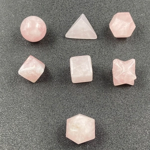 7-teiliges Rosenquarz-Set Heilige Geometrie mit polierten Kristallen und natürlicher Textur