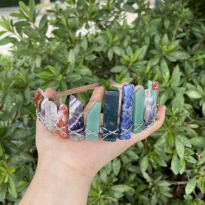 Détail de la couronne lunaire artisanale avec cristaux naturels multicolores