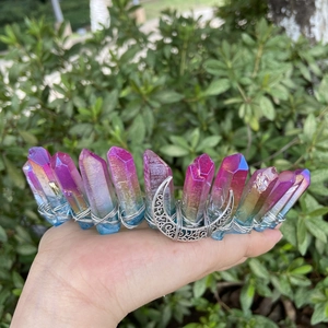 Détail de la couronne de cristal de quartz aura bohème avec pendentif lune argenté
