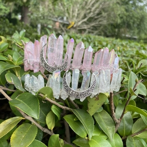 Détail d'un ensemble de serre-tête couronne lune en cristal de style bohème