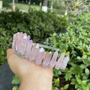 Détail d'une couronne en cristal rose avec lune argentée et fils métalliques tressés