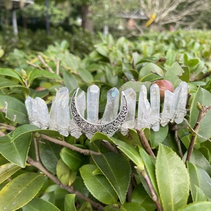 Détail d'une couronne en cristal iridescent avec un pendentif lune en argent poli