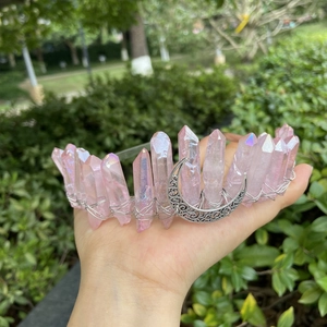 Détail d'une couronne en cristal rose faite main avec croissant de lune et fils argentés
