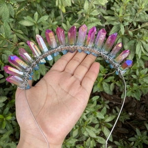 Détail d'une couronne en cristal faite main avec pierres dégradées et fil d'argent