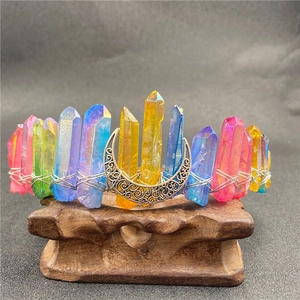 Détails de la couronne lunaire en cristal de quartz avec fil d'argent torsadé