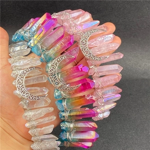 Gros plan sur trois couronnes de lune en cristal faites main avec des pierres de quartz