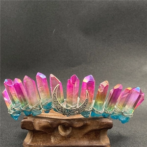 Détail de la couronne en cristal arc-en-ciel avec croissant de lune en fil d'argent