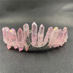 Détail macro de la couronne de quartz rose faite main avec charme de lune argenté