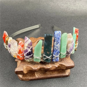 Détail de couronne bohème avec cristaux naturels multicolores et fil d'argent torsadé
