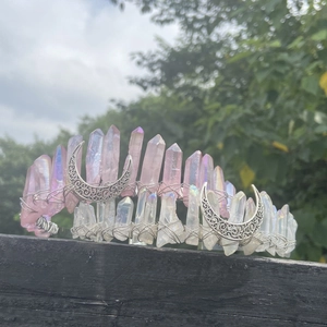 Couronne de lune argentée faite main avec cristaux bruts colorés sur un serre-tête chic