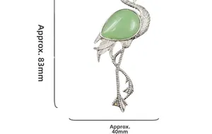 Détail du pendentif flamant avec gemme verte, dimensions environ 83 mm par 40 mm