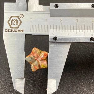 Ciondolo a stella in agata naturale intagliata da 13mm con venature marmoree rosse e verdi