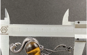 Misura dettagliata della spilla fenicottero con occhio di tigre lunga circa 8,3 cm