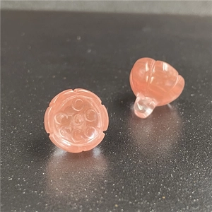 Dettaglio macro di pendenti a loto in pietra rosa con asola posteriore per gioielli fai-da-te