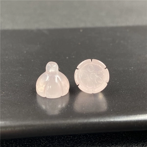 Dettaglio macro del ciondolo in quarzo rosa e perla per creazione gioielli fai da te